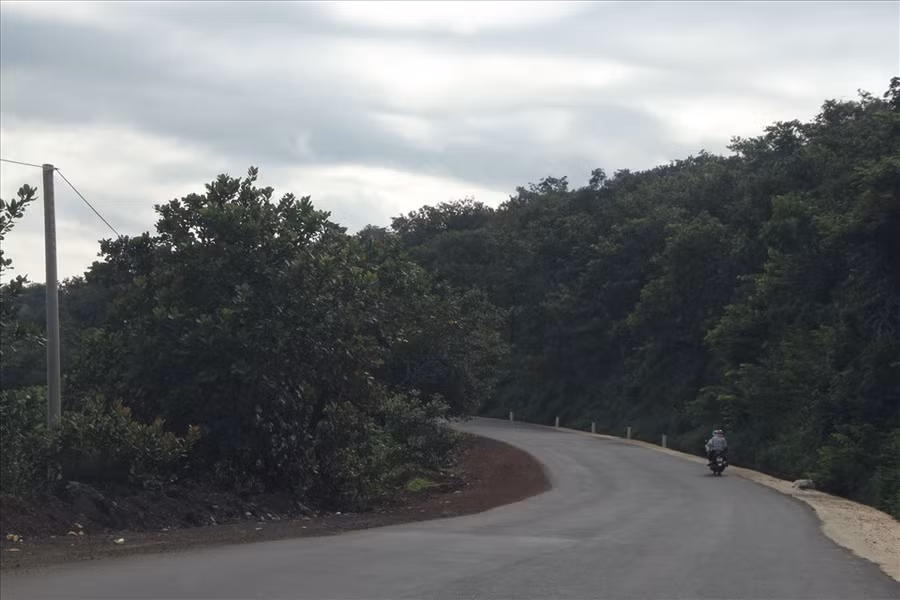  Đoạn Dốc đèo 5 cây, thuộc thôn 5, xã Thống Nhất có đèo dốc nguy hiểm. Ảnh: Đình Trọng