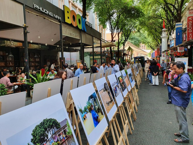 Khách tham quan triển lãm của nhiếp ảnh gia Trần Thế Phong tại Đường sách TP.HCM - Ảnh: Quỳnh Trân