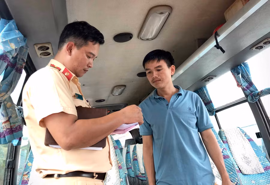 Kiểm tra điều kiện người lái chủ phương tiện xe đưa đón học sinh tại Trường THCS Phan Bội Châu (xã Ia Nan, huyện Đức Cơ). Ảnh: Lê Hòa