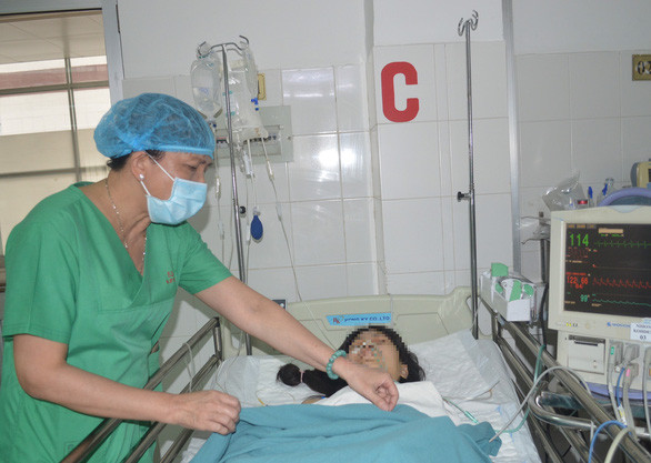 Sau phẫu thuật chị H. đang được chăm sóc đặc biệt.