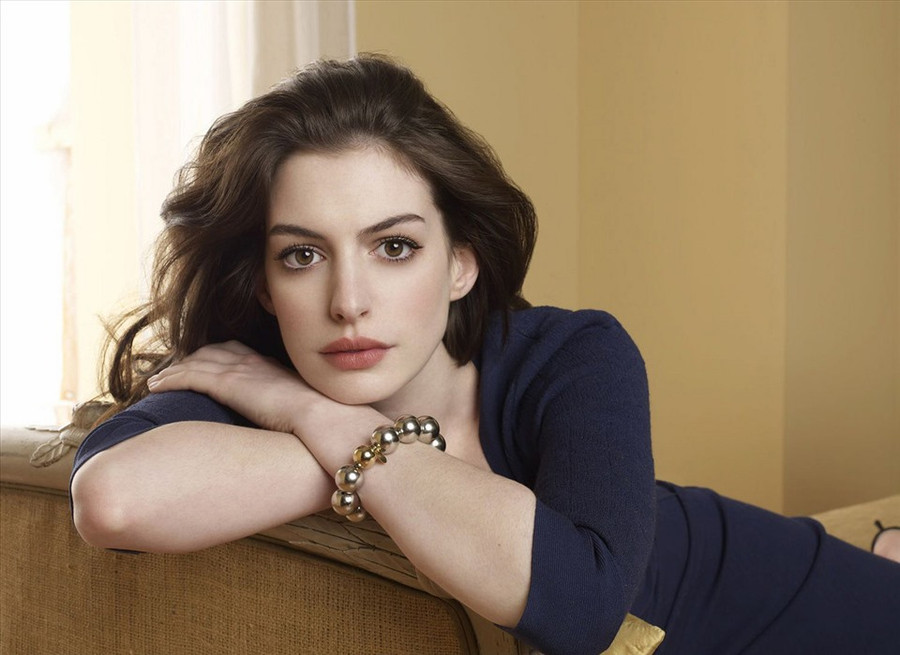 Anne Hathaway (Anne Jacqueline Hathaway), sinh năm 1982 ở New York. Cô là một nữ diễn viên điện ảnh người Mỹ có tên trùng với vợ của nhà văn người Anh William Shakespeare. Anne có bố là luật sư, mẹ là diễn viên, tình yêu với nghệ thuật đã sớm nảy sinh nơi Anne ngay từ khi còn bé. Ảnh: Bebesymas.