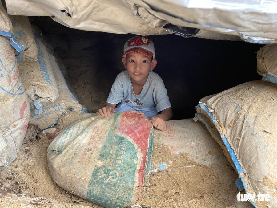 Một chú bé ở dưới hầm vừa mới làm - Ảnh: LÊ TRUNG
