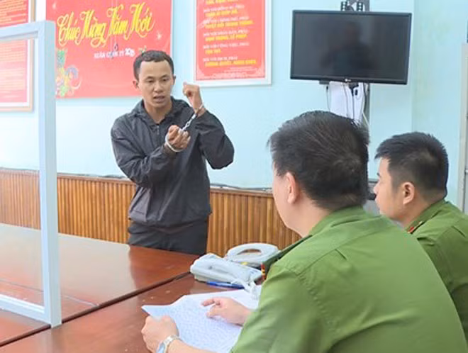 Dương tại cơ quan công an ẢNH: CÔNG AN CUNG CẤP