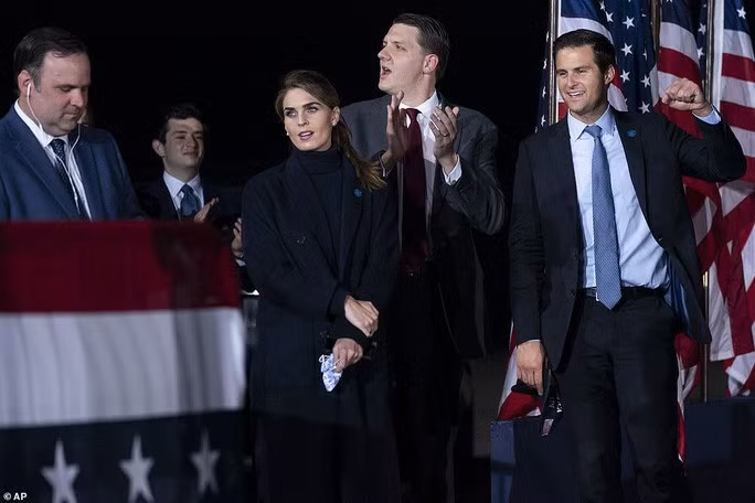 Từ trái qua: Giám đốc truyền thông xã hội Nhà Trắng Dan Scavino, Cố vấn Tổng thống Hope Hicks, Trợ lý đặc biệt Tổng thống William Russell và Giám đốc nhân sự Nhà Trắng John McEntee cũng không đeo khẩu trang khi nghe Tổng thống Trump phát biểu hôm 26-9. Ảnh: Daily Mail Từ trái qua: Giám đốc truyền thông xã hội Nhà Trắng Dan Scavino, Cố vấn Tổng thống Hope Hicks, Trợ lý đặc biệt Tổng thống William Russell và Giám đốc nhân sự Nhà Trắng John McEntee cũng không đeo khẩu trang khi nghe Tổng thống Trump phát biểu hôm 26-9. Ảnh: Daily Mail