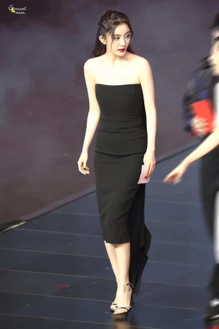 Bộ váy đen tôn khéo làn da trắng mịn của Dương Mịch cùng thân hình nuột nà của người đẹp.