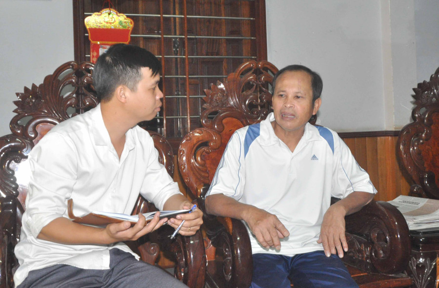 Đại tá Vũ Văn Sơn (bìa phải)-nguyên Đội trưởng Đội K52 cho biết đã cất bốc thêm nhiều hài cốt liệt sĩ ở Viện K20 thông qua chỉ dẫn của ông Huân. Ảnh: Hoành Sơn