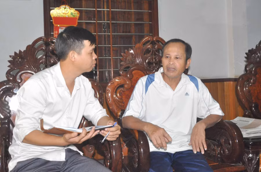 Đại tá Vũ Văn Sơn (bìa phải)-nguyên Đội trưởng Đội K52 cho biết đã cất bốc thêm nhiều hài cốt liệt sĩ ở Viện K20 thông qua chỉ dẫn của ông Huân. Ảnh: Hoành Sơn