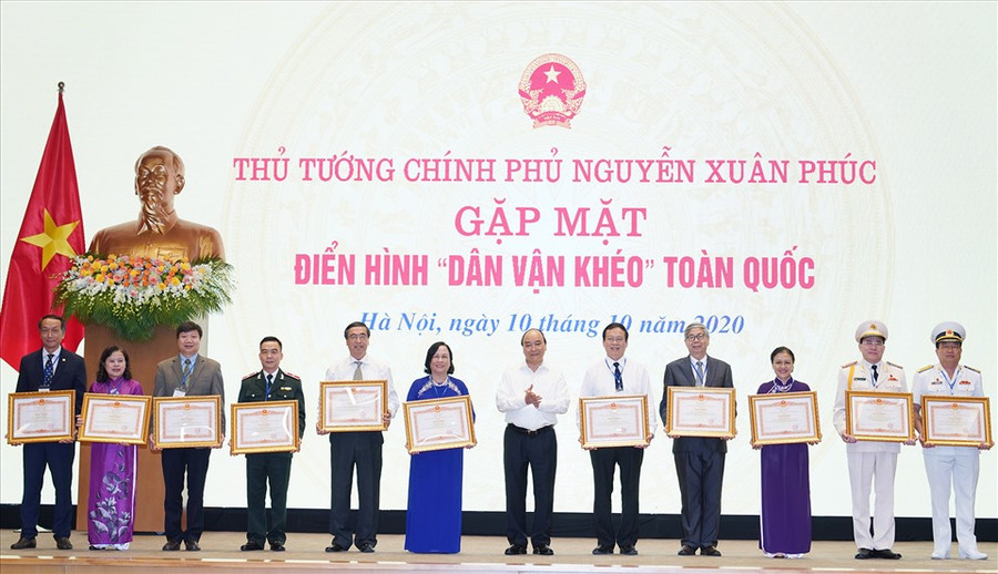 Thủ tướng Nguyễn Xuân Phúc trao Bằng khen cho các tập thể, cá nhân xuất sắc trong công tác dân vận. - Ảnh: Quang Hiếu
