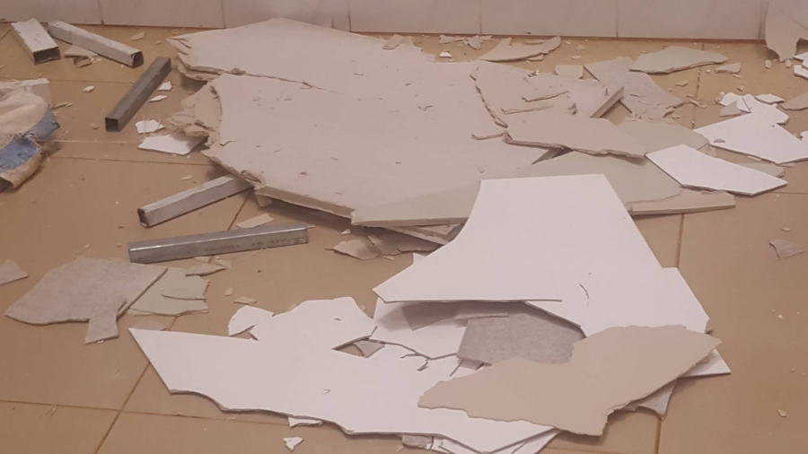 Mảng trần lớn rơi xuống nền nhà khiến nhiều bệnh nhân hốt hoảng.