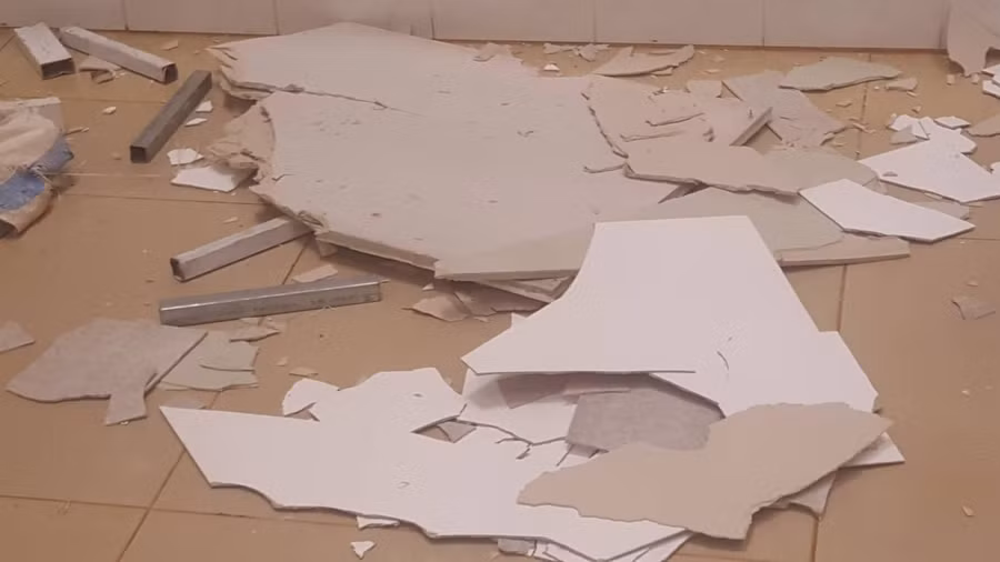 Mảng trần lớn rơi xuống nền nhà khiến nhiều bệnh nhân hốt hoảng.