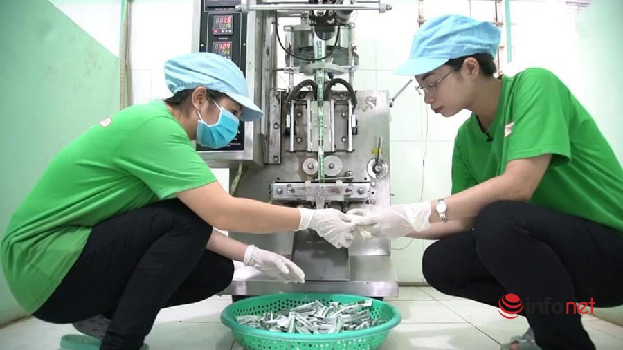 Ngọc Hương (bên phải) luôn tìm tòi áp dụng công nghệ để khi mọi người uống li bột rau má sẽ có cảm nhận không khác gì nước ép từ rau tươi.