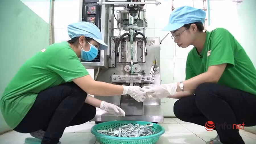 Ngọc Hương (bên phải) luôn tìm tòi áp dụng công nghệ để khi mọi người uống li bột rau má sẽ có cảm nhận không khác gì nước ép từ rau tươi.