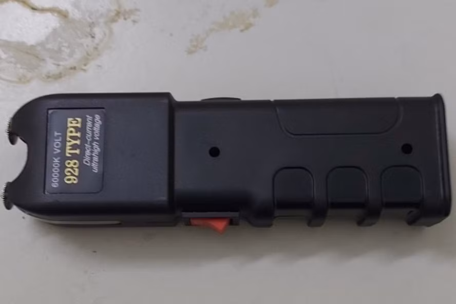 Dùi cui điện Luân mang theo vào tiệm vàng cướp tài sản. Ảnh: L.N.