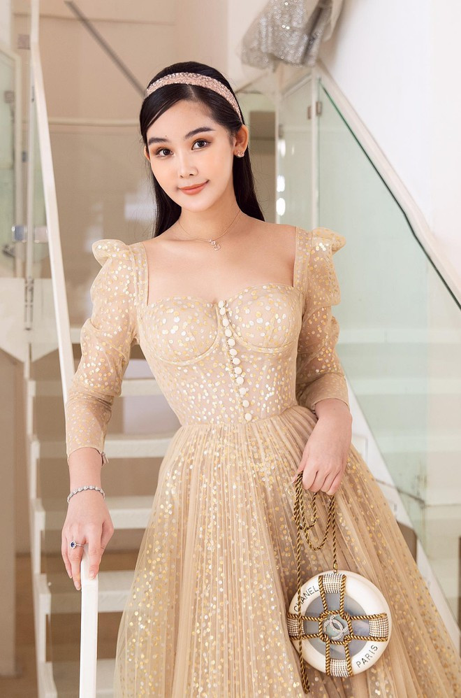 Lê Âu Ngân Anh ngày càng xinh đẹp hơn khi thay đổi cách trang điểm và phong cách thời trang ẢNH: FBNV