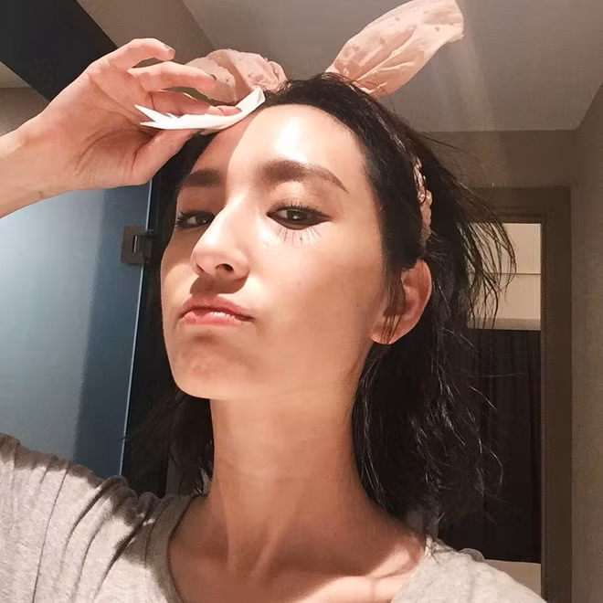 Trước sự tò mò của mọi người về vẻ đẹp trẻ trung của mình, Kha Giai Yến cũng hào phóng công khai tất cả các bước chăm sóc da của mình ẢNH: INSTAGRAM NV