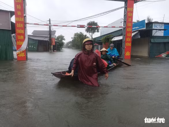 Nước lũ dâng nhanh khiến nhiều người không kịp trở tay - Ảnh: VĂN ĐỊNH