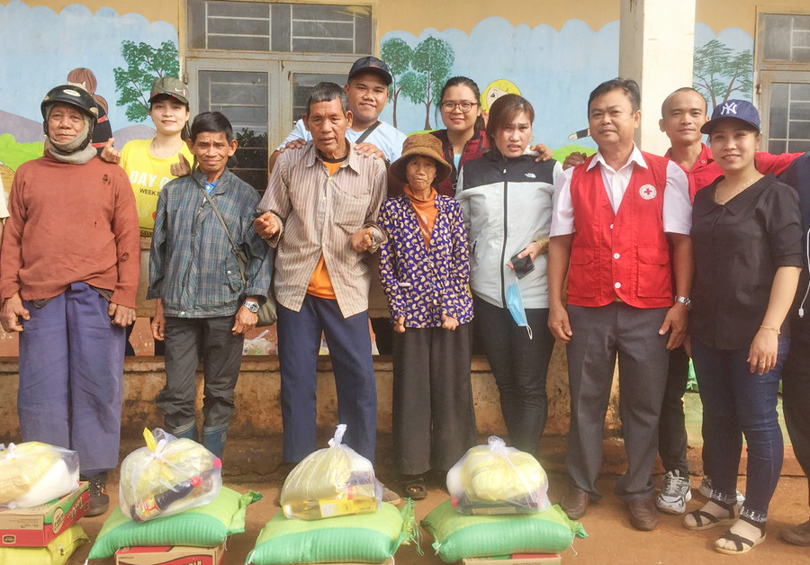 Tặng quà cho các hộ bệnh nhân phong và người nghèo xã Ia Le (huyện Chư Pưh). Ảnh: Hồng Ngọc