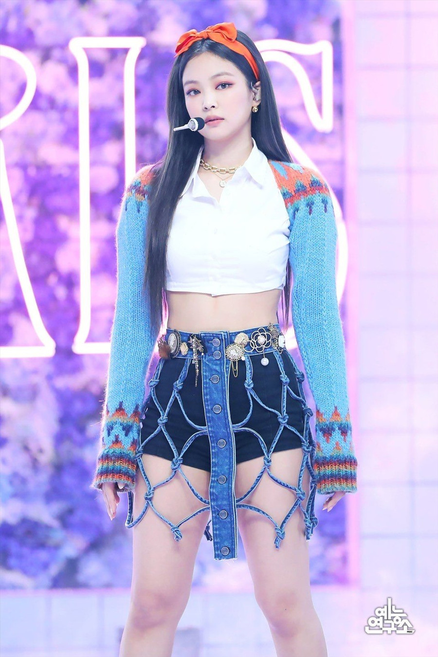 Trên sân khấu MBC, các thành viên Blackpink sẽ biến hoá với hai phong cách khác biệt nhau, một nữ tính một cá tính. Và Jennie là người thể hiện rõ ràng nhất điều này. Ảnh: MBC. 