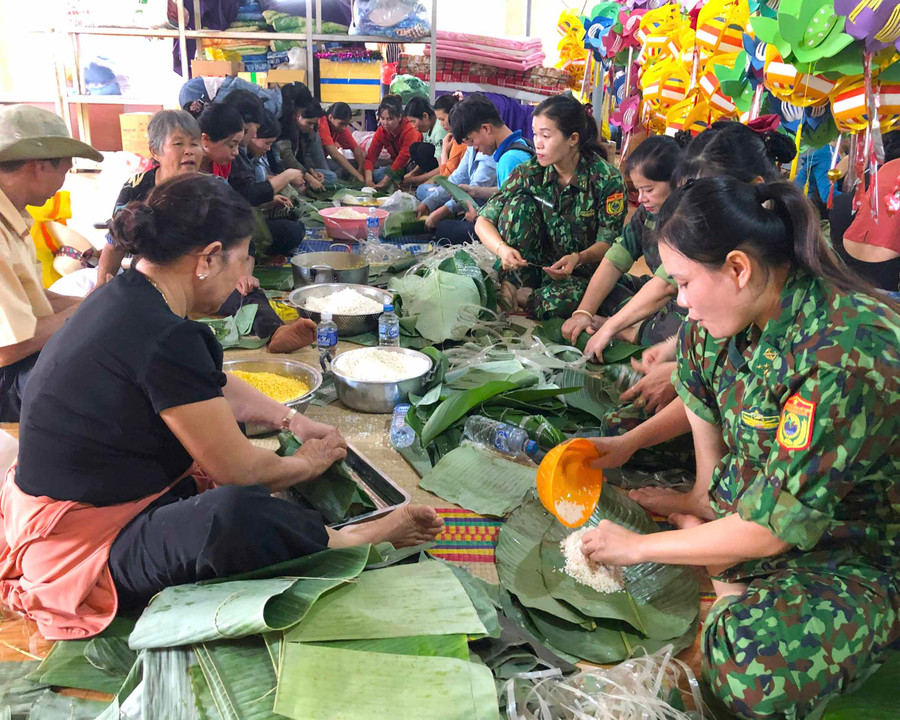 Lực lượng tham gia gói bánh tét tại Tịnh xá Ngọc Nguyên vào chiều 20-10 lên tới khoảng 200 người. Ảnh: Nguyễn Giang