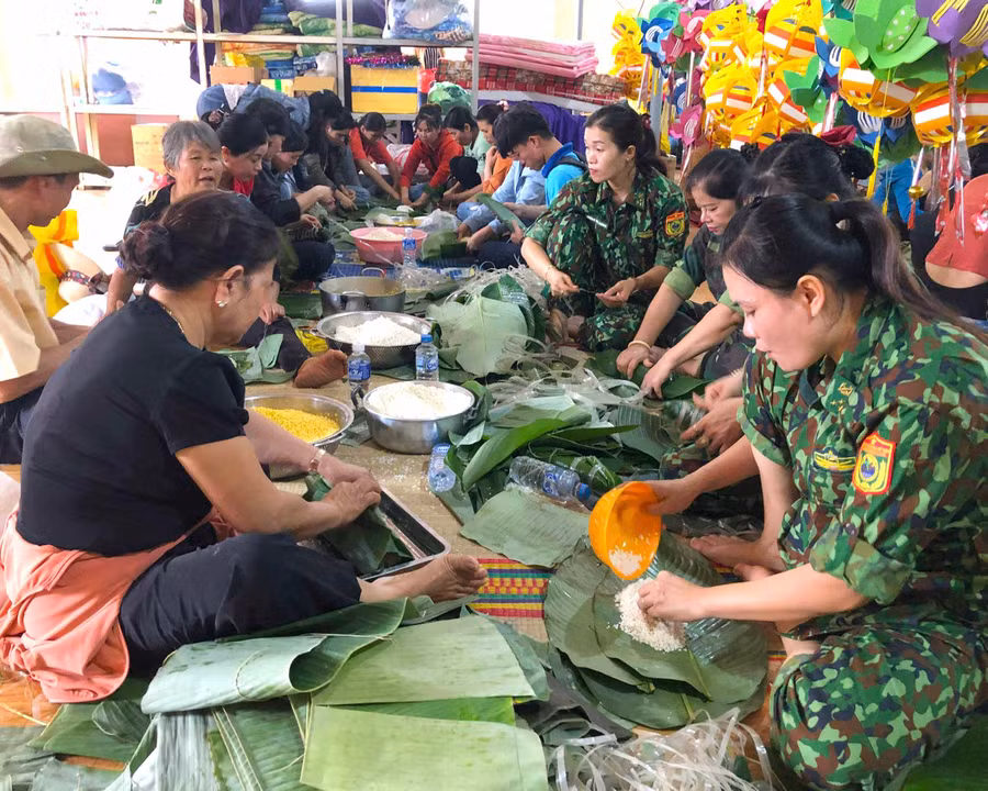Lực lượng tham gia gói bánh tét tại Tịnh xá Ngọc Nguyên vào chiều 20-10 lên tới khoảng 200 người. Ảnh: Nguyễn Giang