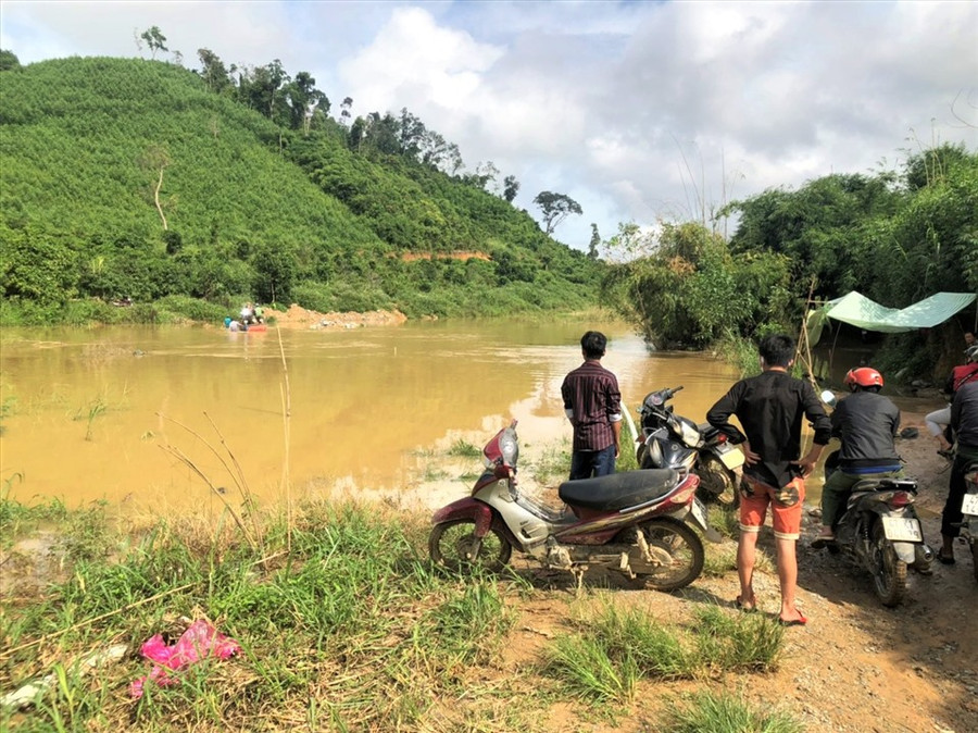 Nước ở khu vực lòng hồ Krông Pách thượng đến sáng 8.10 vẫn chưa rút hết. Ảnh B.T