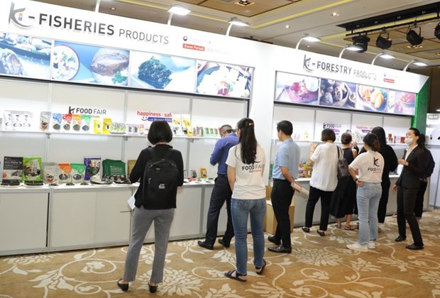 Khách tham quan tại các gian hàng thực phẩm Hàn Quốc trong chương trình giao thương tại Hà Nội. (Ảnh: Minh Thu/Vietnam+)
