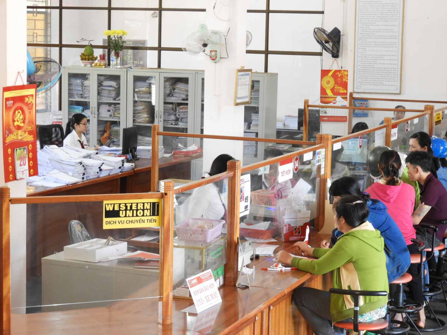 Các cá nhân và doanh nghiệp thực hiện nộp nghĩa vụ tài chính vào ngân sách nhà nước thông qua Ngân hàng Nông nghiệp và PTNT huyện Ia Grai. Ảnh: Thanh Nhật