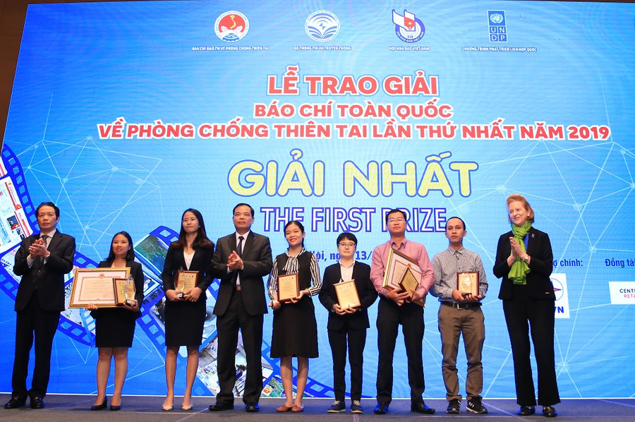 Bộ trưởng Nông nghiệp và PTNT Nguyễn Xuân Cường và bà Caitlin Wiesen-Trưởng Đại diện UNDP tại Việt Nam cùng nhóm tác giải đạt giải nhất. Bộ trưởng Nông nghiệp và Phát triển nông thôn Nguyễn Xuân Cường và bà Caitlin Wiesen-Trưởng Đại diện UNDP tại Việt Nam cùng nhóm tác giải đạt giải nhất.