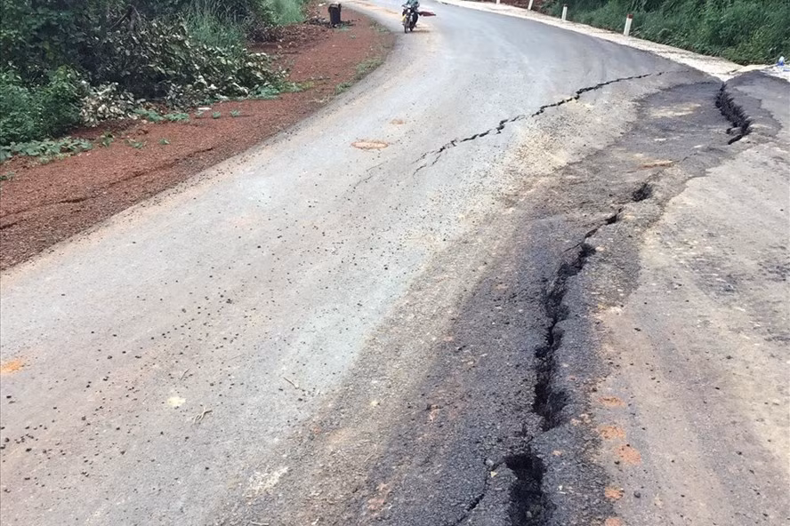 Mưa lớn khiến đường nối Bình Phước và Lâm Đồng bị nứt gãy. Ảnh: T.Thành