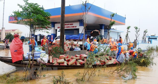 Chuyển hàng cứu trợ tới người dân ở xã Hàm Ninh, huyện Quảng Ninh, Quảng Bình. (Ảnh: Võ Dung/TTXVN) Chuyển hàng cứu trợ tới người dân ở xã Hàm Ninh, huyện Quảng Ninh, Quảng Bình. (Ảnh: Võ Dung/TTXVN)