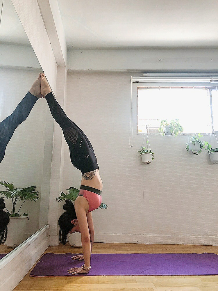 Thái Trinh tập thiền và yoga để cân bằng tinh thần.