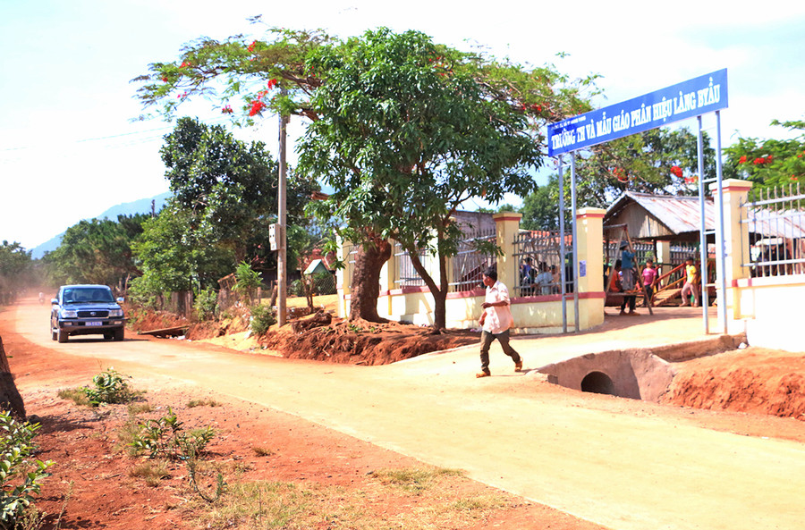 Tuyến đường lên làng Pờ Yầu (xã Lơ Pang, huyện Mang Yang) hoàn thành sẽ là động lực giúp người dân thoát nghèo. Ảnh: Quang Tấn Tuyến đường lên làng Pờ Yầu (xã Lơ Pang, huyện Mang Yang) hoàn thành sẽ là động lực giúp người dân thoát nghèo. Ảnh: Q.T