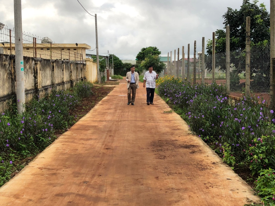 Đảm nhận chức danh 2 trong một, ông Thành (bên trái) đã có những đóng góp nhất định trong các phong trào, hoạt động tại thôn. Ảnh: Anh Huy Đảm nhận chức danh 2 trong 1, ông Thành (bên trái) đã có những đóng góp nhất định trong các phong trào, hoạt động tại thôn. Ảnh: Anh Huy