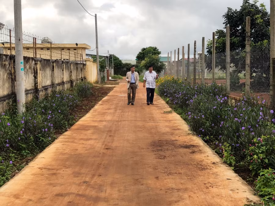  Đảm nhận chức danh 2 trong 1, ông Thành (bên trái) đã có những đóng góp nhất định trong các phong trào, hoạt động tại thôn. Ảnh: Anh Huy