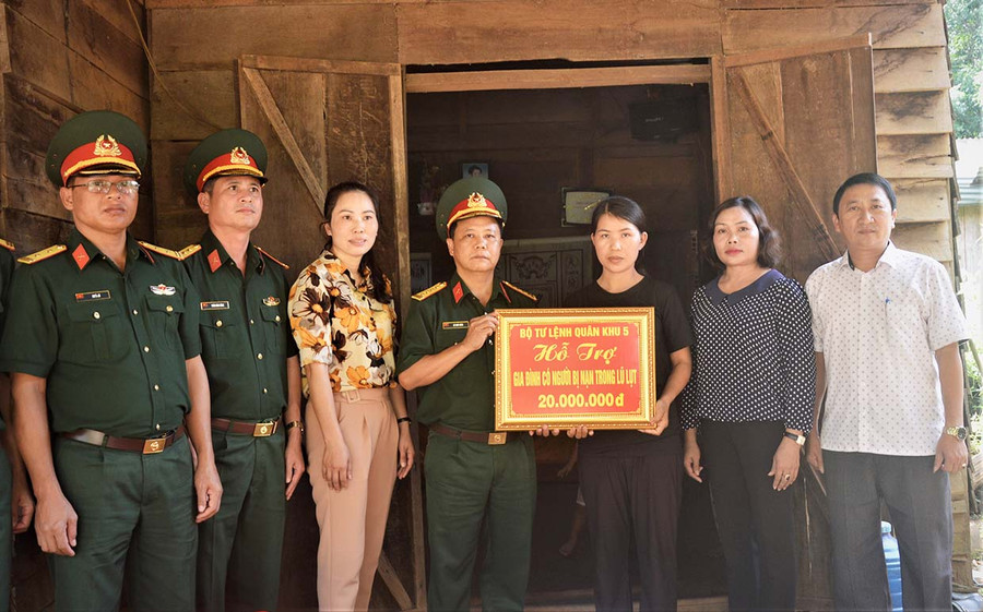  Đại tá Lê Kim Giàu-Ủy viên Ban Thường vụ Tỉnh ủy, Chỉ huy trưởng Bộ Chỉ huy Quân sự tỉnh cùng cấp ủy, chính quyền địa phương, trao tiền hỗ trợ cho ggia đình nạn nhân. Ảnh: Huy Bắc