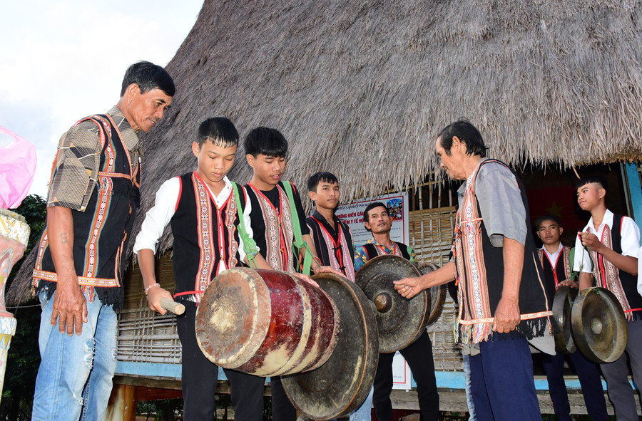 Già A Khul, A Lêr cùng nhau truyền dạy cồng chiêng cho thế hệ trẻ. Ảnh: HT