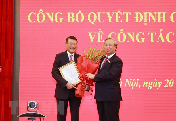 Ông Trần Quốc Vượng, Ủy viên Bộ Chính trị, Thường trực Ban Bí thư trao Quyết định của Bộ Chính trị về công tác cán bộ cho ông Lê Minh Hưng. (Ảnh: Phương Hoa/TTXVN)  Ông Trần Quốc Vượng, Ủy viên Bộ Chính trị, Thường trực Ban Bí thư trao Quyết định của Bộ Chính trị về công tác cán bộ cho ông Lê Minh Hưng. (Ảnh: Phương Hoa/TTXVN)