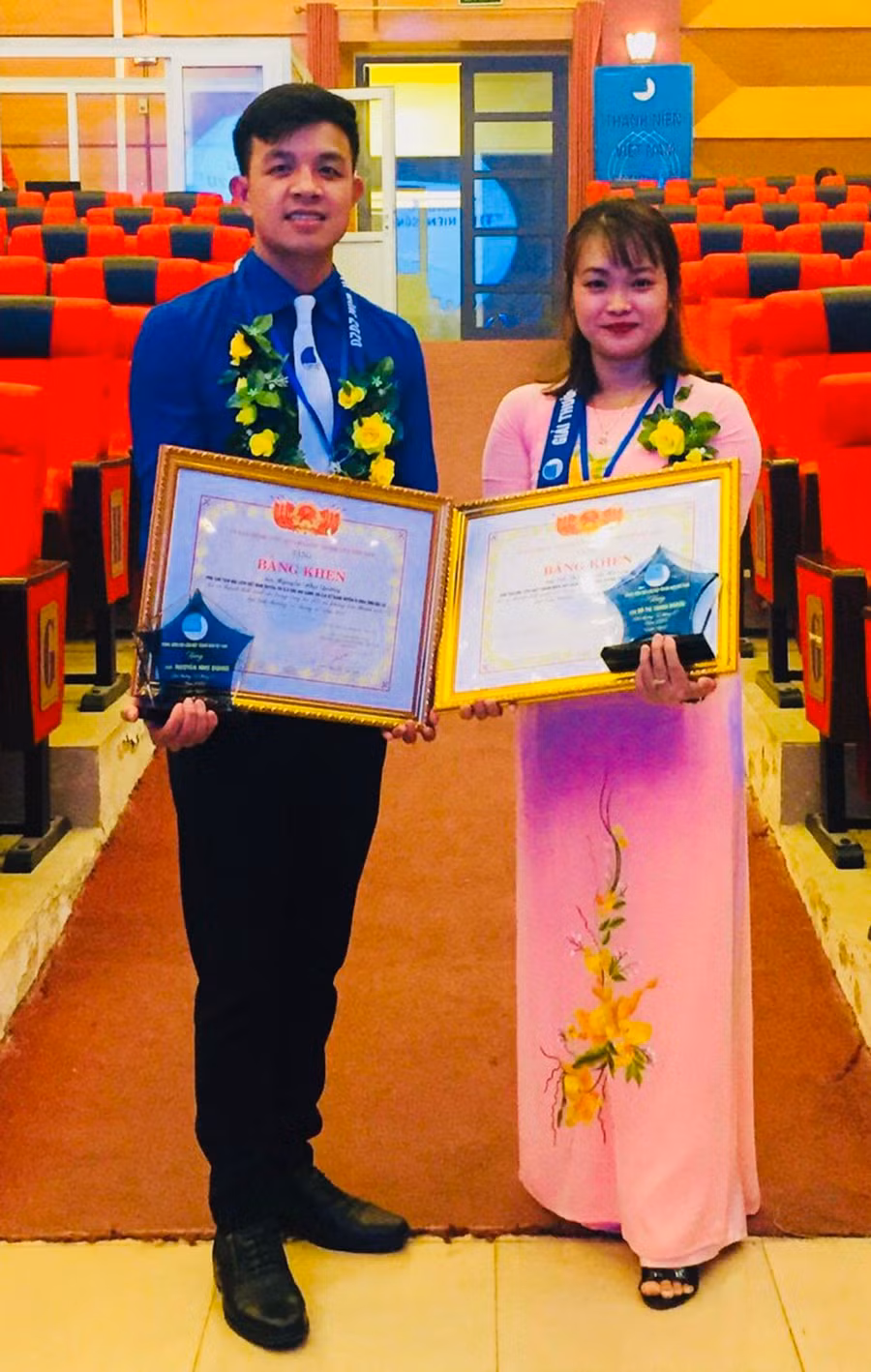  Anh Nguyễn Như Quang và chị Đỗ Thị Thanh Hoàng được nhận giải thưởng “15 tháng 10”. Ảnh: Như Quang