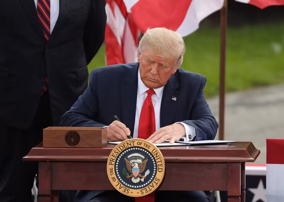  Tổng thống Mỹ Donald Trump ký một sắc lệnh hành pháp ở Jupiter, bang Florida vào ngày 8-9-2020 - Ảnh: Joe Raedle/Getty Images
