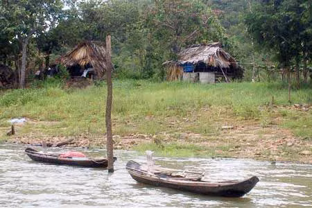 Xuồng độc mộc và những căn nhà tạm của ngư dân xóm chài trên lòng hồ Ayun Hạ. Ảnh: Internet