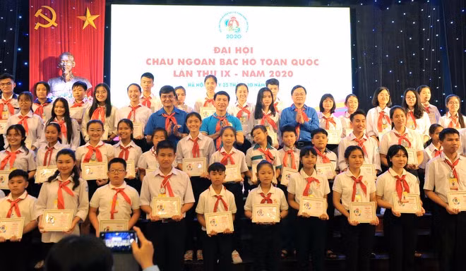 Ban Bí thư T.Ư Đoàn gặp mặt và trao giấy chứng nhận cho các đại biểu Cháu ngoan Bác Hồ ẢNH: NGỌC THẮNG