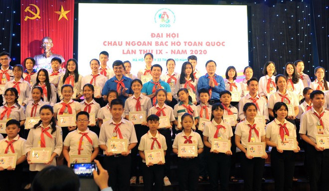 Ban Bí thư T.Ư Đoàn gặp mặt và trao giấy chứng nhận cho các đại biểu Cháu ngoan Bác Hồ ẢNH: NGỌC THẮNG
