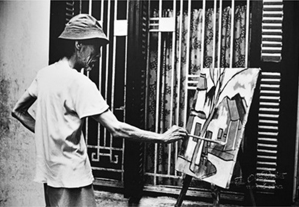 Một khoảnh khắc thường nhật của họa sỹ Bùi Xuân Phái. (Ảnh: Trần Chính Nghĩa) Một khoảnh khắc thường nhật của họa sỹ Bùi Xuân Phái. (Ảnh: Trần Chính Nghĩa)