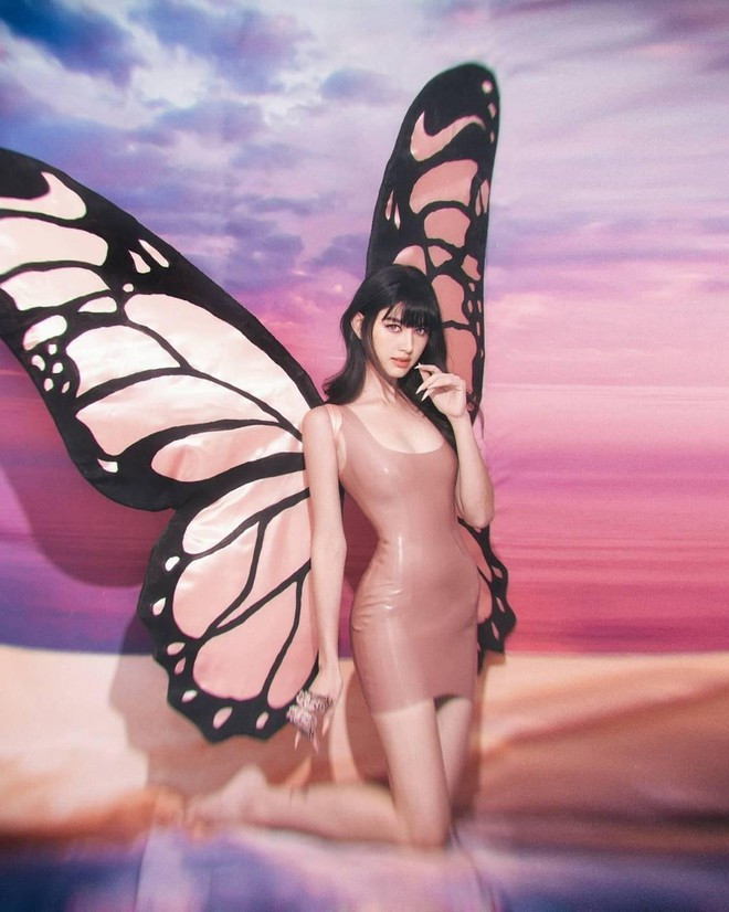 Những khoảnh khắc người đẹp khoe khuôn ngực căng đầy và vòng ba gợi cảm làm người hâm mộ phát cuồng. Lối trang điểm ngọt ngào và khí chất cuốn hút của Mai Davika khiến người xem khó mà rời mắt khỏi loạt ảnh ẢNH: INSTAGRAM NV