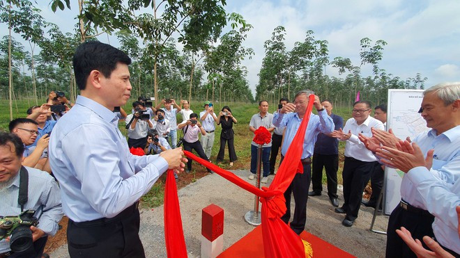 Thứ trưởng Bộ GTVT Lê Anh Tuấn (bên trái) cùng Chủ tịch UBND tỉnh Đồng Nai Cao Tiến Dũng thực hiện nghi thức bàn giao mốc giới ẢNH: LÊ LÂM
