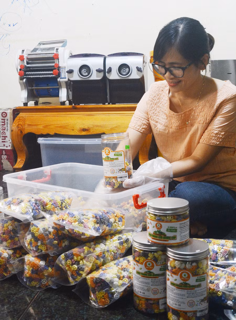 Chị Nguyễn Thị Thanh Bình (xã Ia Dêr, huyện Ia Grai) thực hiện công đoạn đóng gói nui rau củ. Ảnh: Lam Nguyên