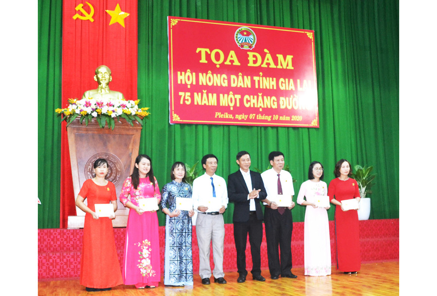 Ông Nguyễn Minh Trưởng-Chủ tịch Hội Nông dân tỉnh (thứ 4 từ phải sang) trao Kỷ niệm chương Vì giai cấp nông dân Việt Nam cho những cá nhân có nhiều thành tích xuất sắc. Ảnh: Hoàng Cư Ông Nguyễn Minh Trưởng-Chủ tịch Hội Nông dân tỉnh (thứ 4 từ phải sang) trao Kỷ niệm chương Vì giai cấp nông dân Việt Nam cho những cá nhân có nhiều thành tích xuất sắc. Ảnh: H.C