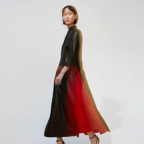 Nữ nhiếp ảnh gia Trung Quốc gây tranh cãi vì thiết kế giống áo dài Việt Nam ảnh 3 Một người mẫu mặc một thiết kế khác, cũng của thương hiệu Trung Quốc nói trên.