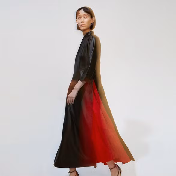 Một người mẫu mặc một thiết kế khác, cũng của thương hiệu Trung Quốc nói trên.