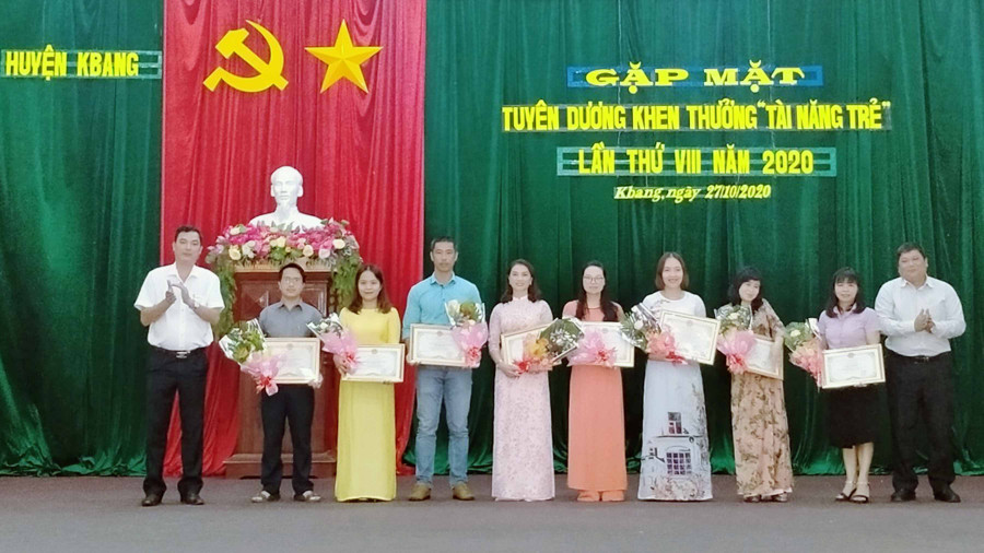 Lãnh đạo huyện Kbang khen thưởng những giáo viên, huấn luyện viên có thành tích xuất sắc trong công tác bồi dưỡng học sinh, vận động viên. Ảnh: Ngọc Sang